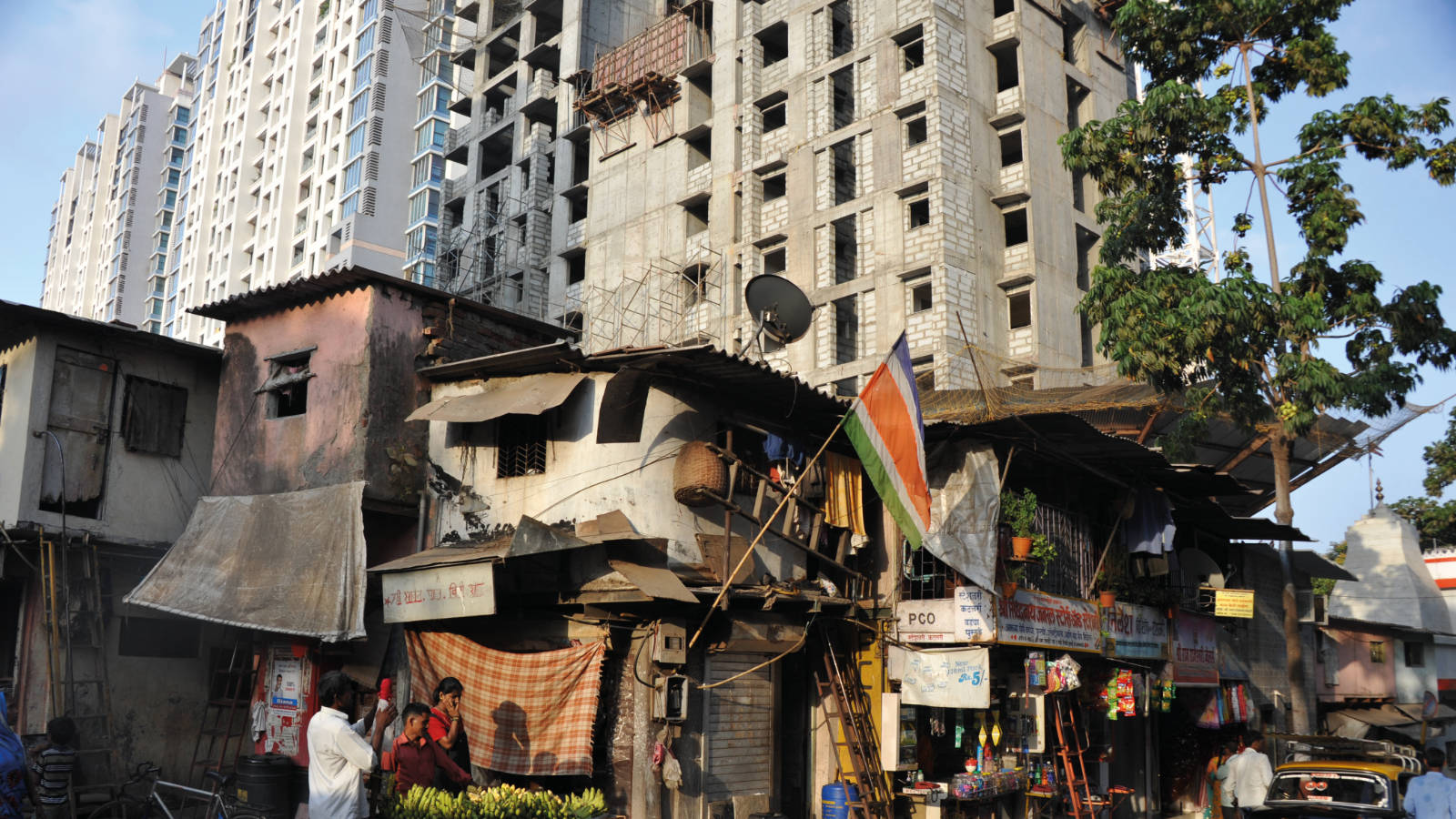 Innerstädtische Disparitäten in Mumbai: Slumsiedlung vor Hochhäusern