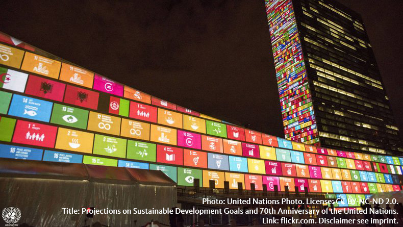 Photo: United Nations Photo. License: CC BY-NC-ND 2.0. Title: Projections on Sustainable Development Goals and 70th Anniversary of the United Nations. Link: flickr.com. Disclaimer see imprint.