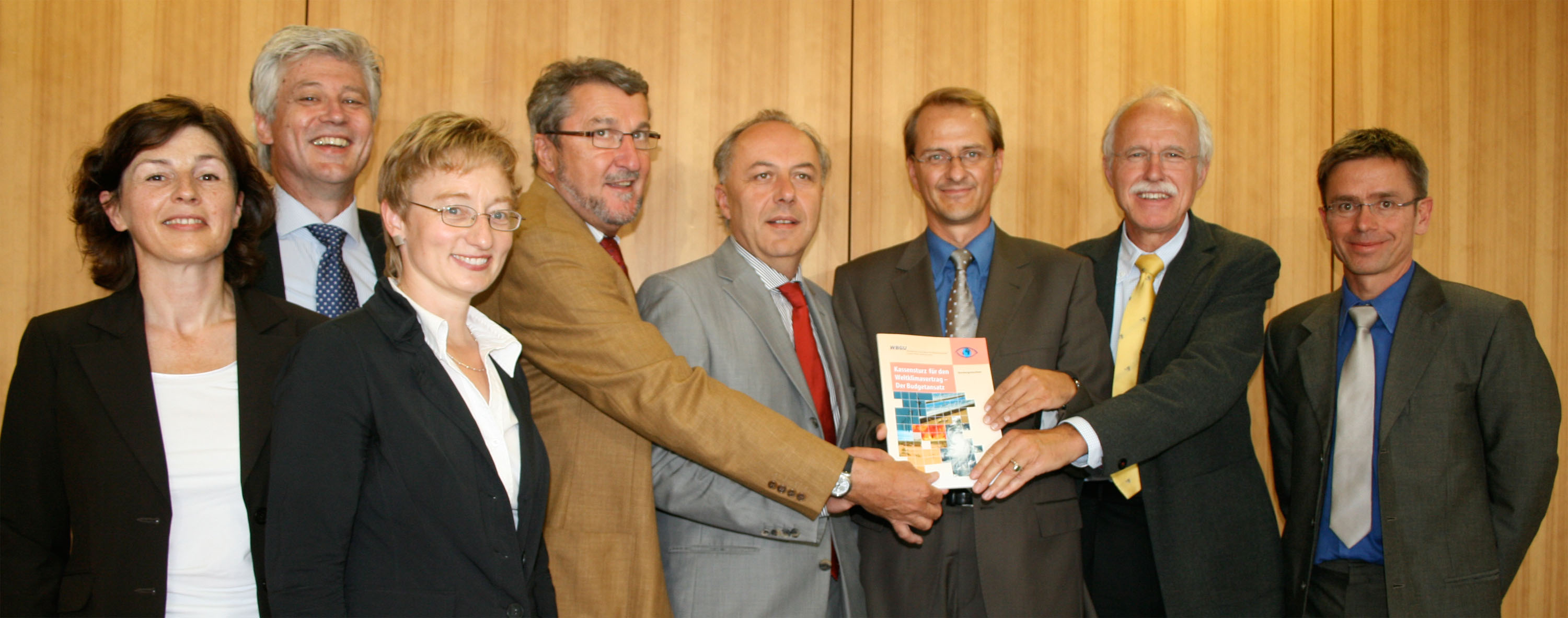 Handing over the special report "Solving the climate dilemma: The budget approach"